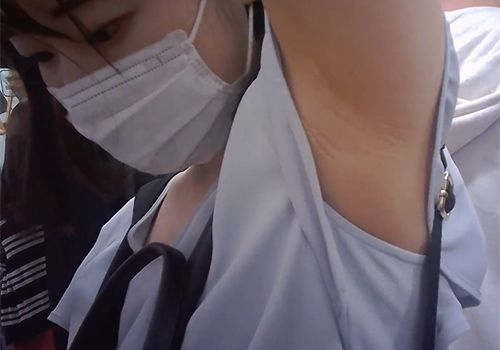 【ワキフェチ】素人女子大生さん 電車の中でリアルすぎるワキの下をこっそり撮られてた！